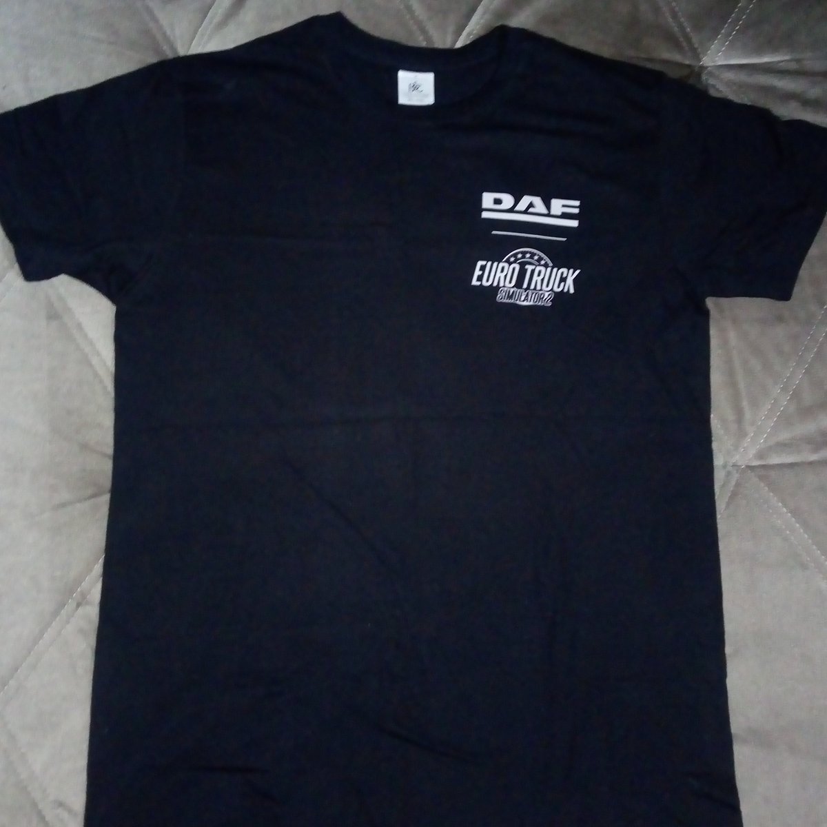 Raphael_1017's tweet photo. Today I received my shirt from the draw organized by @DAFTrucksNV and @SCSsoftware . 
Thank you very much !🤩🤝

 #DAFDrive #EuroTruckSimulator2 https://t.co/BqLYN4UXJR