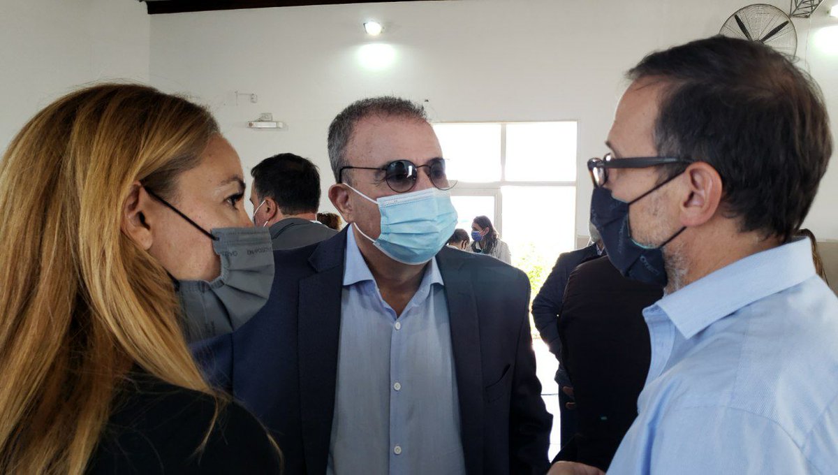 AgustinxDomingo's tweet photo. Acompañé al intendente @pedropesatti en la firma de la obra de la nueva terminal de colectivos de Viedma, una gran noticia para los vecinos de nuestra capital ya que cuadruplicará en tamaño a la actual. https://t.co/wtv2UCVcqm