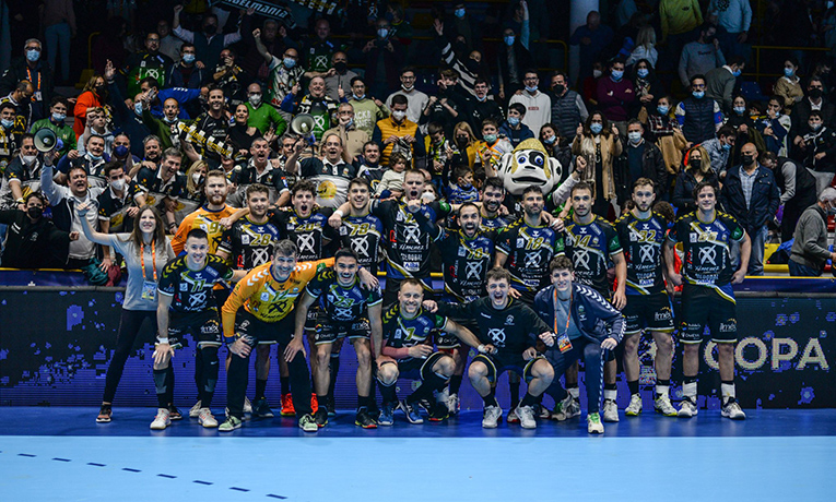 Minuto90com's tweet photo. El Ángel Ximénez se mete en las semifinales de la Copa del Rey tras derrotar en cuartos al Antequera (21-26)
📸 @_LeonardoRuiz_
https://t.co/J1nsP9fdmJ https://t.co/sY6tqIxhTx