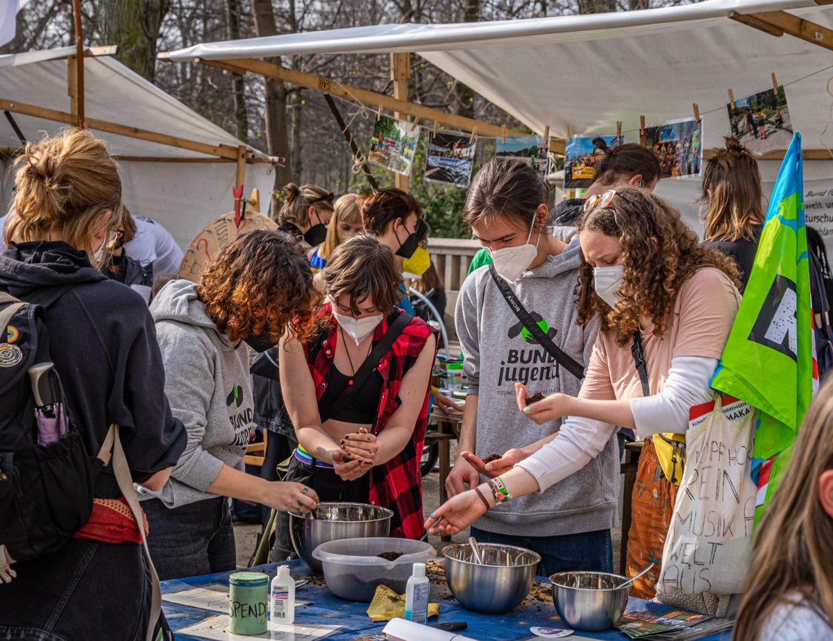 BUNDjugend_Bln's tweet photo. #Klimastreik heute in Berlin. >15.000 Menschen, tolle Stimmung und schönster Sonnenschein. Wir waren mit unserem druckfrischem Jahresprogramm und Aktionsstand mit Seedbombmachen am Start.

#PeopleNotProfit #FridaysForFuture https://t.co/8zVQuBHoJb