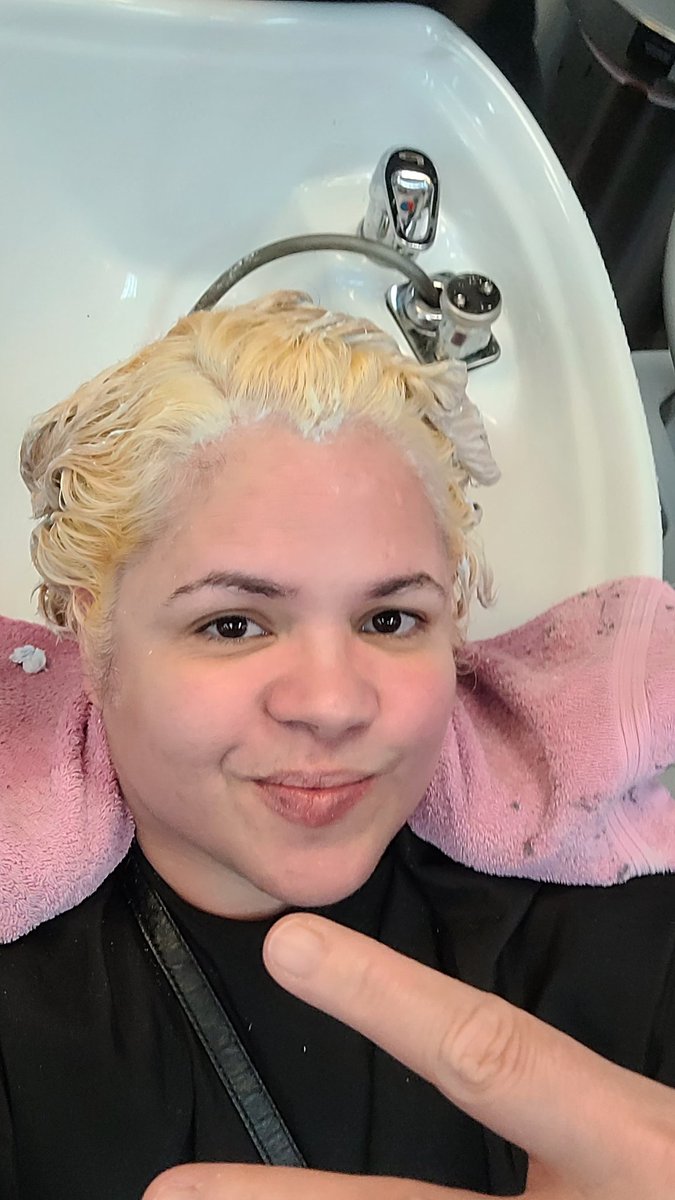 Munecavalerio's tweet image. I&apos;m love becuse i give love is free too give. Today in this salon I felt so love and and went i loom at Diana&apos;s magical work on my hair I love my self a lil bit more today. Thank goodness for Angels walking on this Earth Maria and Diana I love you. 💜🐞 #glowbeauty #BTSARMYMom