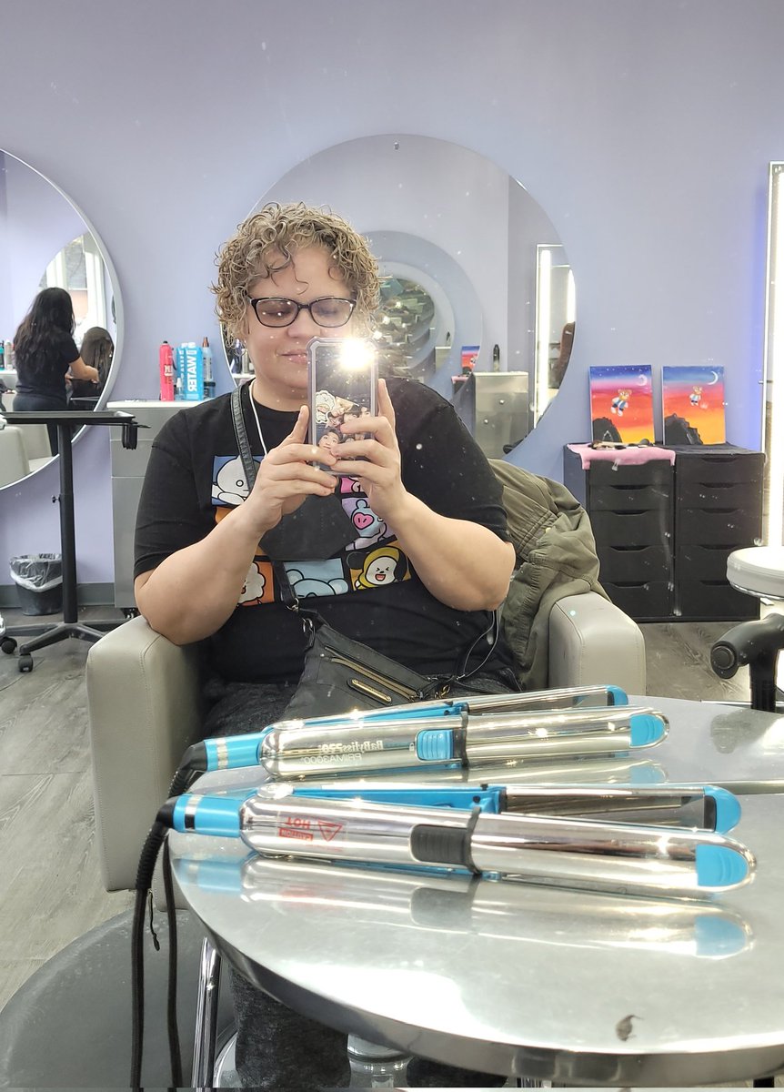 Munecavalerio's tweet image. I&apos;m love becuse i give love is free too give. Today in this salon I felt so love and and went i loom at Diana&apos;s magical work on my hair I love my self a lil bit more today. Thank goodness for Angels walking on this Earth Maria and Diana I love you. 💜🐞 #glowbeauty #BTSARMYMom