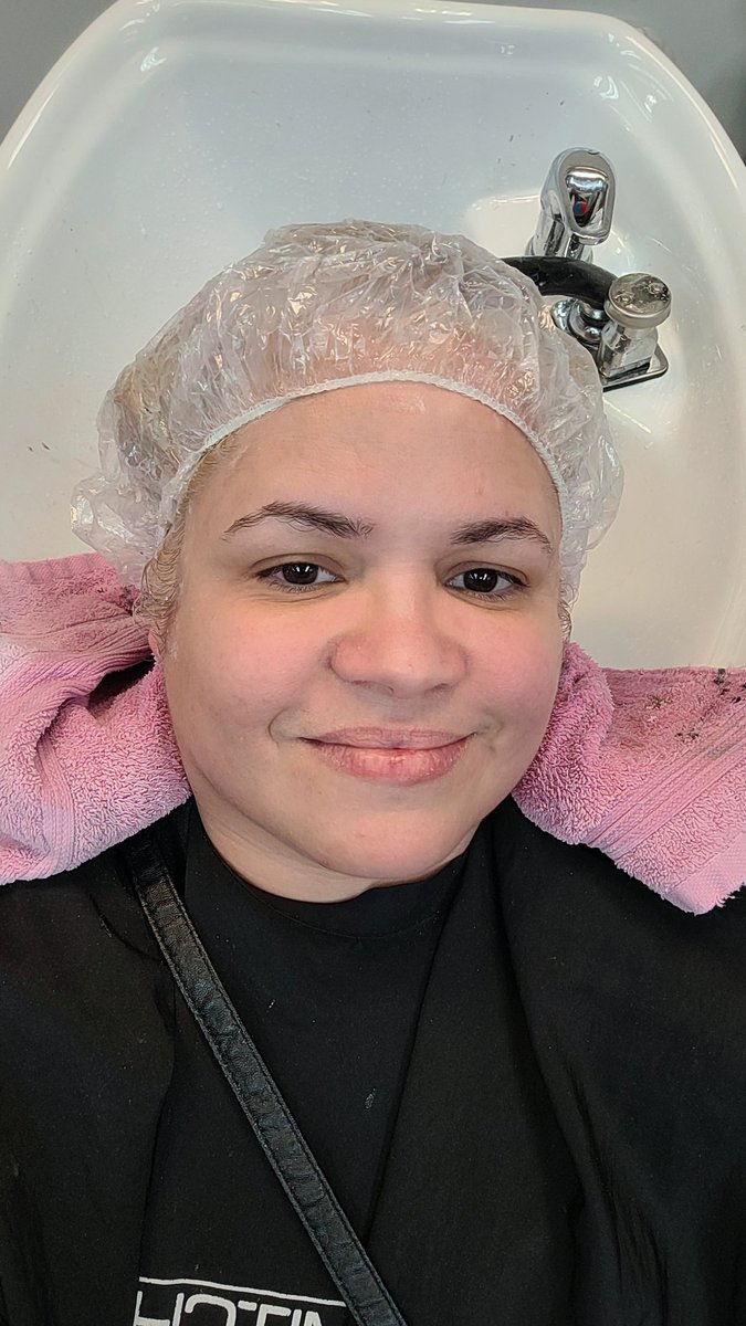 Munecavalerio's tweet image. I&apos;m love becuse i give love is free too give. Today in this salon I felt so love and and went i loom at Diana&apos;s magical work on my hair I love my self a lil bit more today. Thank goodness for Angels walking on this Earth Maria and Diana I love you. 💜🐞 #glowbeauty #BTSARMYMom