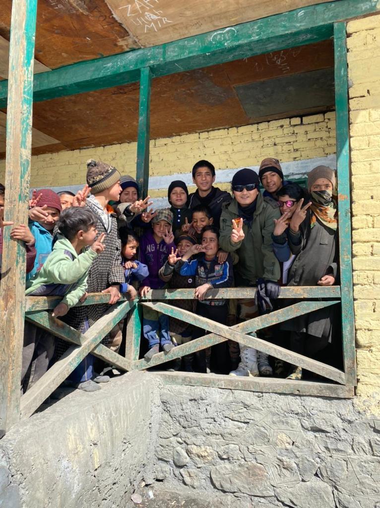 GhatakPlatoon47's tweet photo. Army Personnel interaction with people at Gujran village, knowing their well-being. #IndianArmyPeoplesArmy @gijojoseph1982 @guptapranil @ChinarcorpsIA @LoneSulaiman786 @danishnaseer414 
@ChinarcorpsIA 
@Dil_e_Kashmir https://t.co/F75HYmoD6J