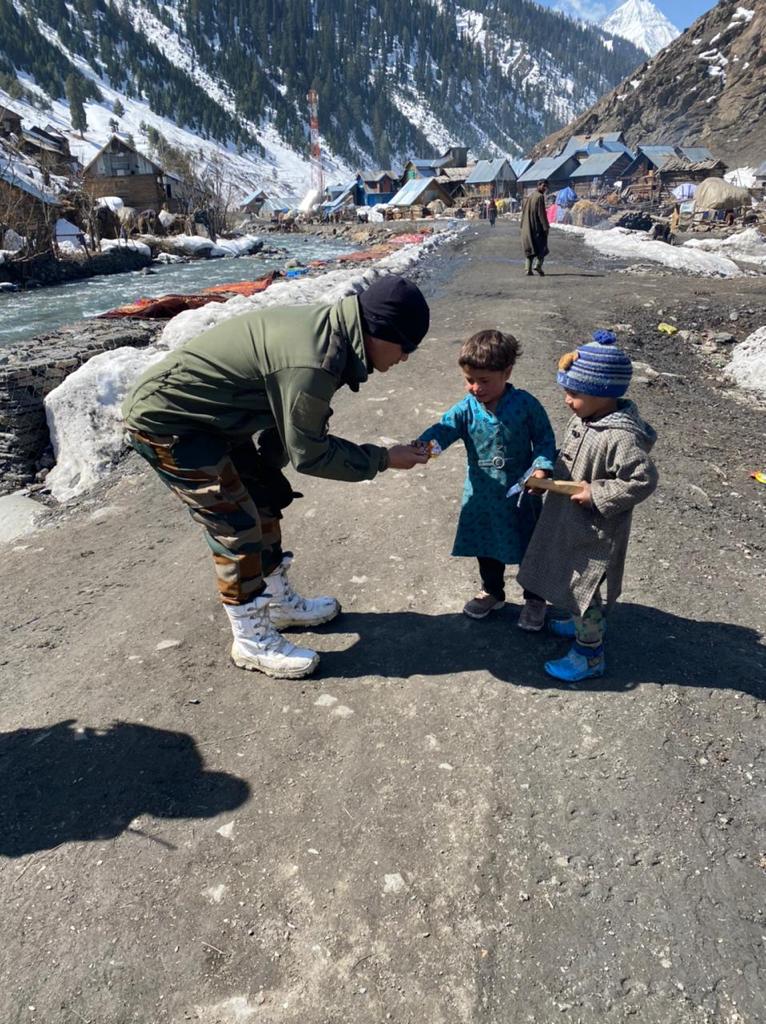 GhatakPlatoon47's tweet photo. Army Personnel interaction with people at Gujran village, knowing their well-being. #IndianArmyPeoplesArmy @gijojoseph1982 @guptapranil @ChinarcorpsIA @LoneSulaiman786 @danishnaseer414 
@ChinarcorpsIA 
@Dil_e_Kashmir https://t.co/F75HYmoD6J
