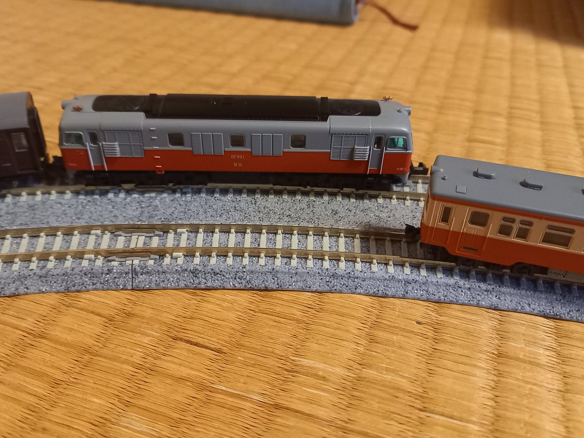 DF90形ディーゼル機関車。日立製作所が製作した電気式ディーゼルを採用