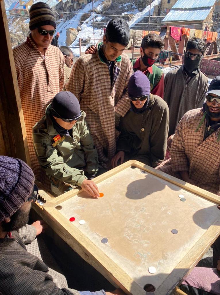 GhatakPlatoon47's tweet photo. Army Personnel interaction with people at Gujran village, knowing their well-being. #IndianArmyPeoplesArmy @gijojoseph1982 @guptapranil @ChinarcorpsIA @LoneSulaiman786 @danishnaseer414 
@ChinarcorpsIA 
@Dil_e_Kashmir https://t.co/F75HYmoD6J