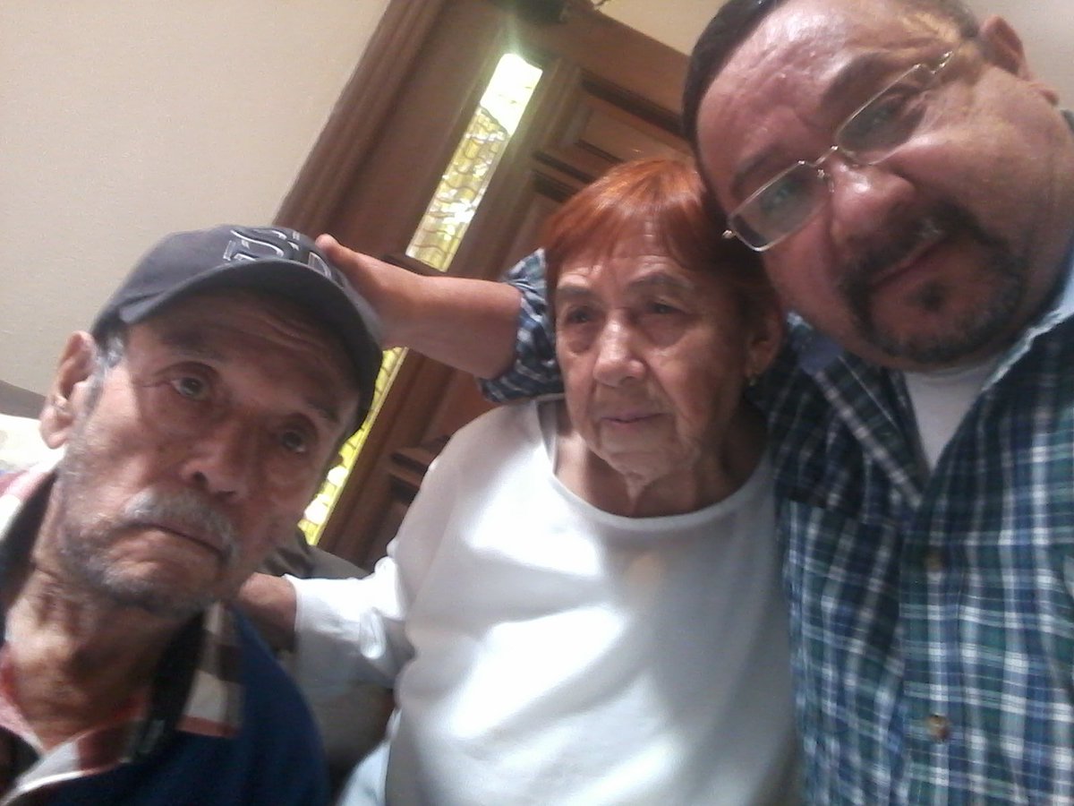 ingfeliperiver1's tweet photo. De regreso a nuevo Laredo Tamaulipas jejeje,adiós a mis papás ,Dios me los cuide y bendiga 😂😇 https://t.co/534pPnk7nj