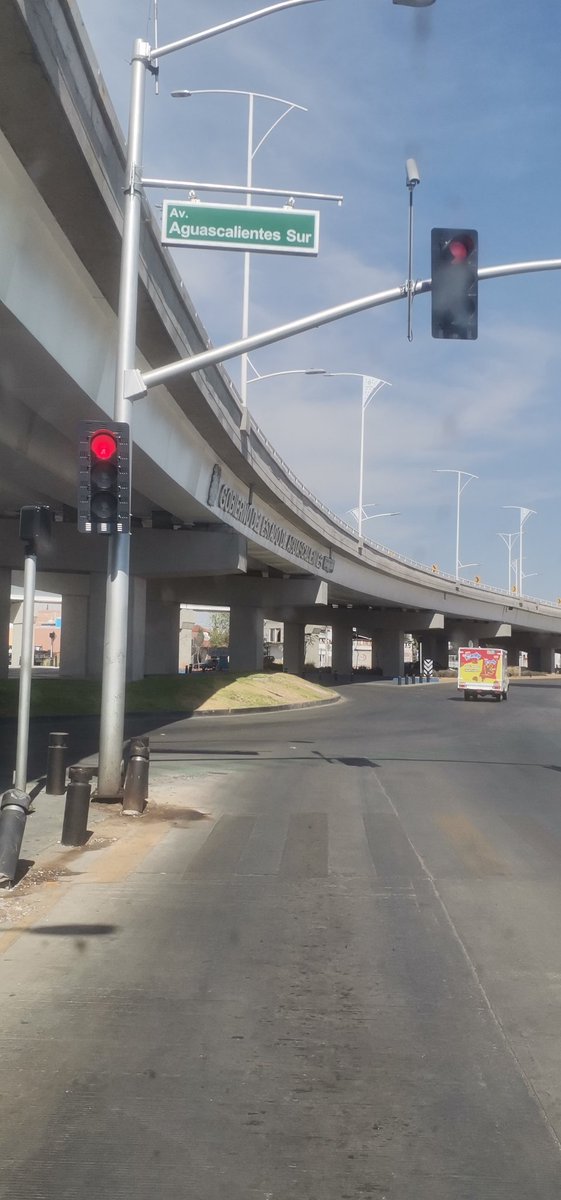 Fershok's tweet photo. ¿Cuántos negocios comerciales habrán desaparecido en av. Aguascalientes con la construcción del #flujocontinuo? https://t.co/Vb0EvfE5BD