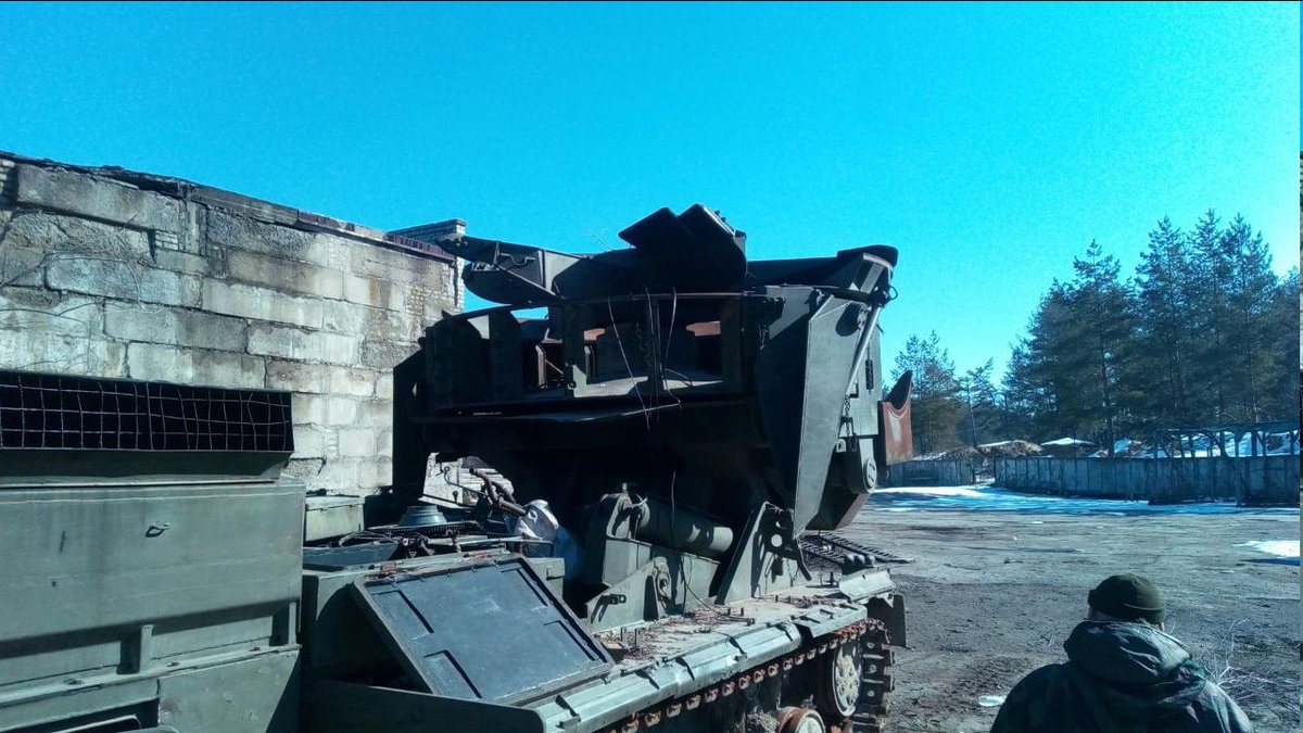 #Ukraine: A 2S5 Giatsint-S 152mm SPG and MDK-3 engineering vehicle were captured by Russian forces.

However, it seems that it was an repair/maintenance depot, so their functionality is unknown. [Corrected, Apologies]