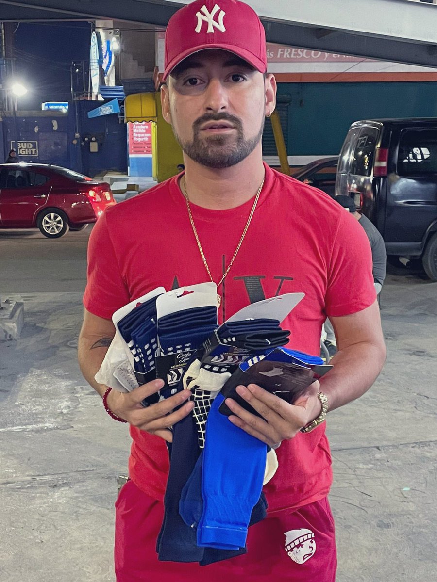 eIchavitobien's tweet photo. El día de hoy me tocó apoyar al buen Carlos Fabela, tiene un tema de salud con su hijo, emprendió un negocio para nosotros los futboleros, calcetas antiderrapantes y recortadas, cintas, pre vendaje, etc. 

Apoyemos y hagan sus pedidos al 8182717376 con Fabela ⚽️🧦❤️ https://t.co/fWUiGzNHWh