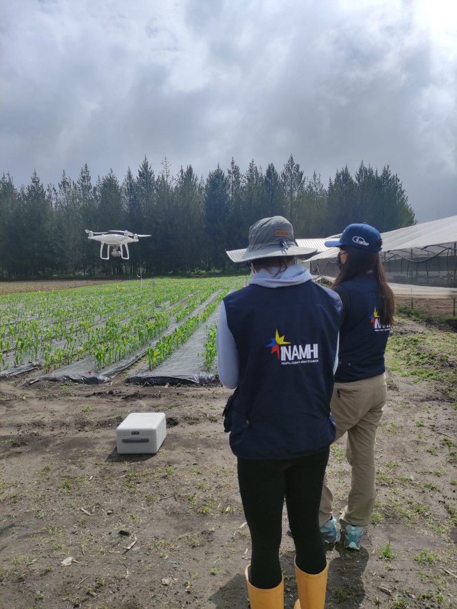 inamhi_ec's tweet photo. #INAMHI en cooperación con @INIAPECUADOR 
utiliza drones para monitoreo fenológico de #cultivos. La recolección de imágenes multiespectrales posibilitará identificar índices para estimar el estado hídrico, sanitario, nutricional de los cultivos.

#JuntosLoLogramos https://t.co/v8YdwZAltP
