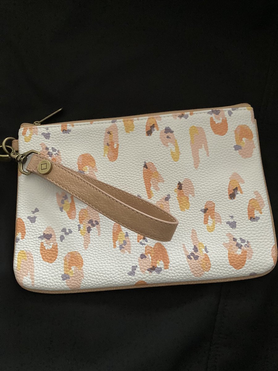 corbettandco081's tweet image. Those that know me know I ❤️❤️❤️the Rubie Mini‼️This is the Soft Watercolor Spots Pebble print that I know would’ve gotten Bob Ross’ approval ☺️ I paired it with the Camel Distressed Pebble Wristlet. #RubieMini #WristletStrap #SpringCollection #corbettandco0809 #thirtyonegifts