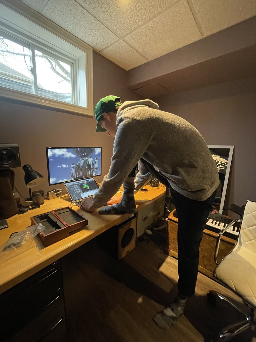 DOMVALLIE's tweet photo. if your producer stand like this u know the beats gon be crazy @tomb_s_s https://t.co/h6tmfXjEIK