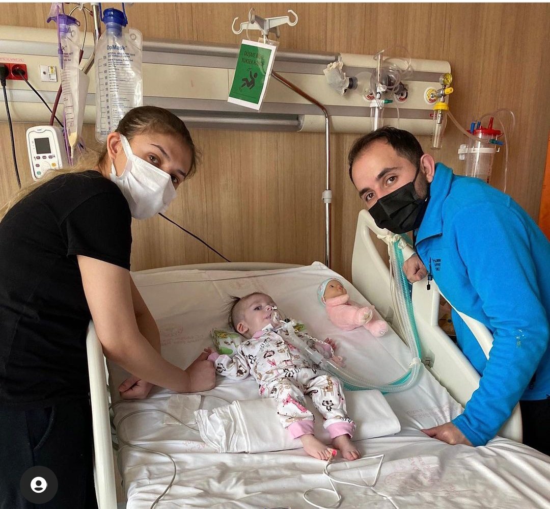 Hangi çocuk soğuk hastahane odalarında kablolarla hayatta kalma çabası vermek ister ,hangi Anne baba cocugu böyle acılar çekerken onun için hicbirsey yapamadan durmak ister ? Lütfen sadece bakmayinnn GÖRÜN  bu çilek Kızımızı 🤲