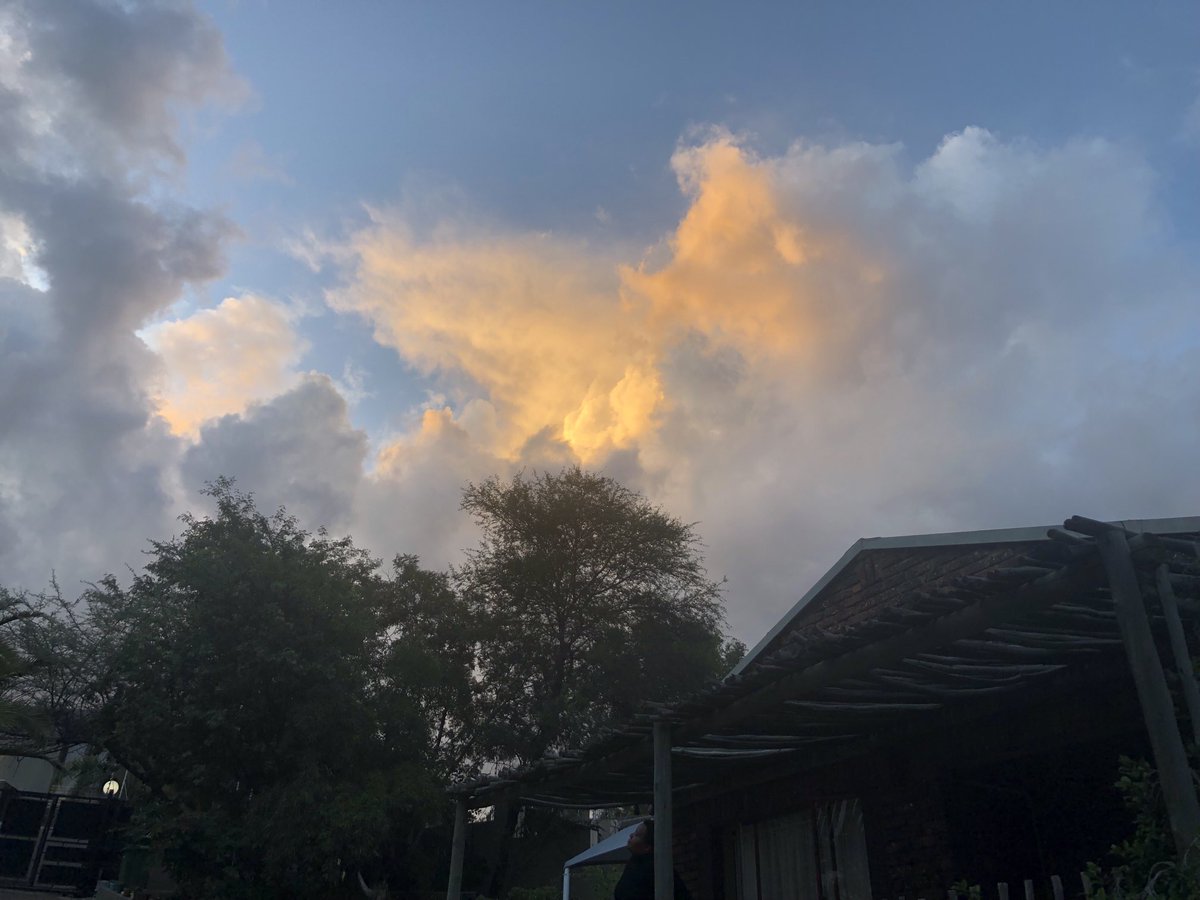 gerdabrand's tweet photo. Windhoek clouds this evening #ournamibia https://t.co/3dv0iEHiDR