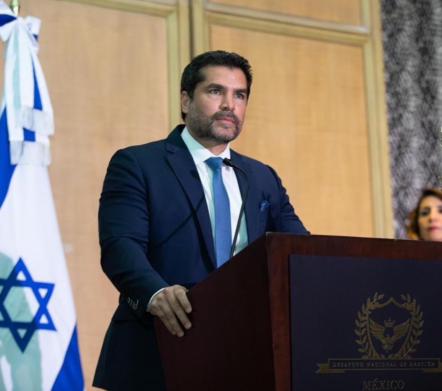 EVerastegui's tweet photo. Familia, esta semana, tuve el honor de participar del primer #DesayunoNacionaldeOración en México, que reunió a más de 200 políticos, legisladores federales y locales, embajadores, líderes empresariales y religiosos de nuestro país. Todos, pidiendo a Dios por nuestro país. https://t.co/a6Nrn5yVFd