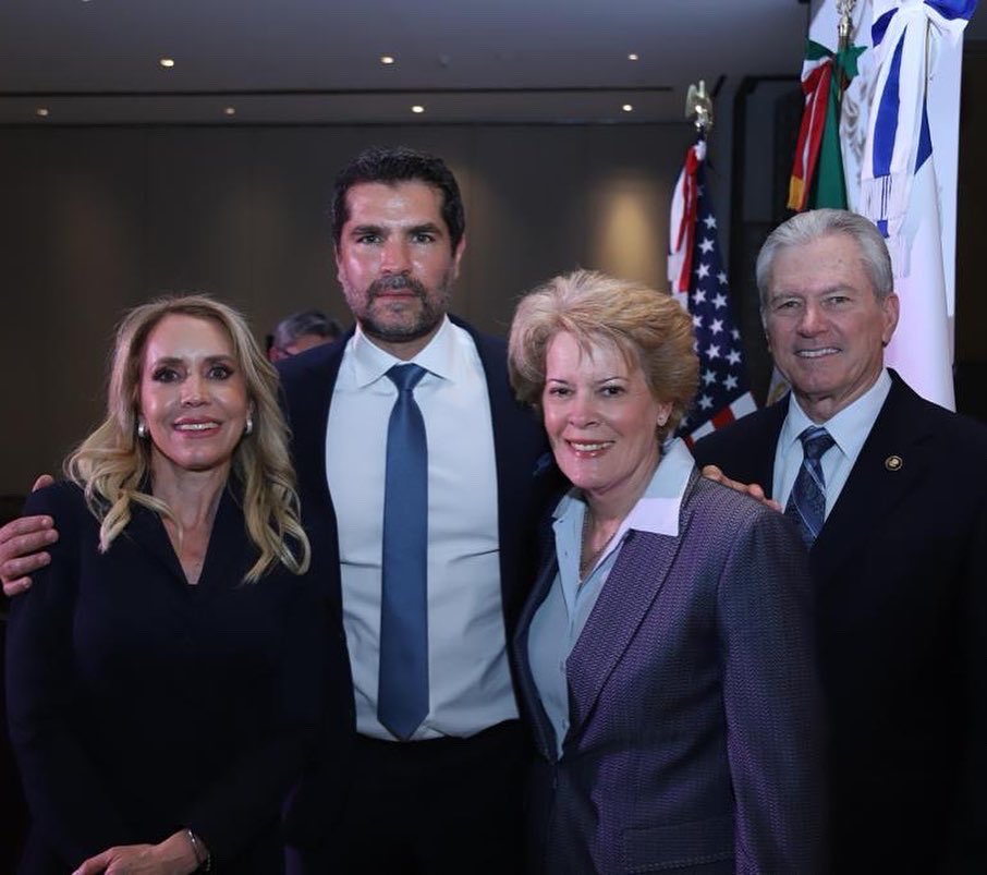 EVerastegui's tweet photo. Familia, esta semana, tuve el honor de participar del primer #DesayunoNacionaldeOración en México, que reunió a más de 200 políticos, legisladores federales y locales, embajadores, líderes empresariales y religiosos de nuestro país. Todos, pidiendo a Dios por nuestro país. https://t.co/a6Nrn5yVFd