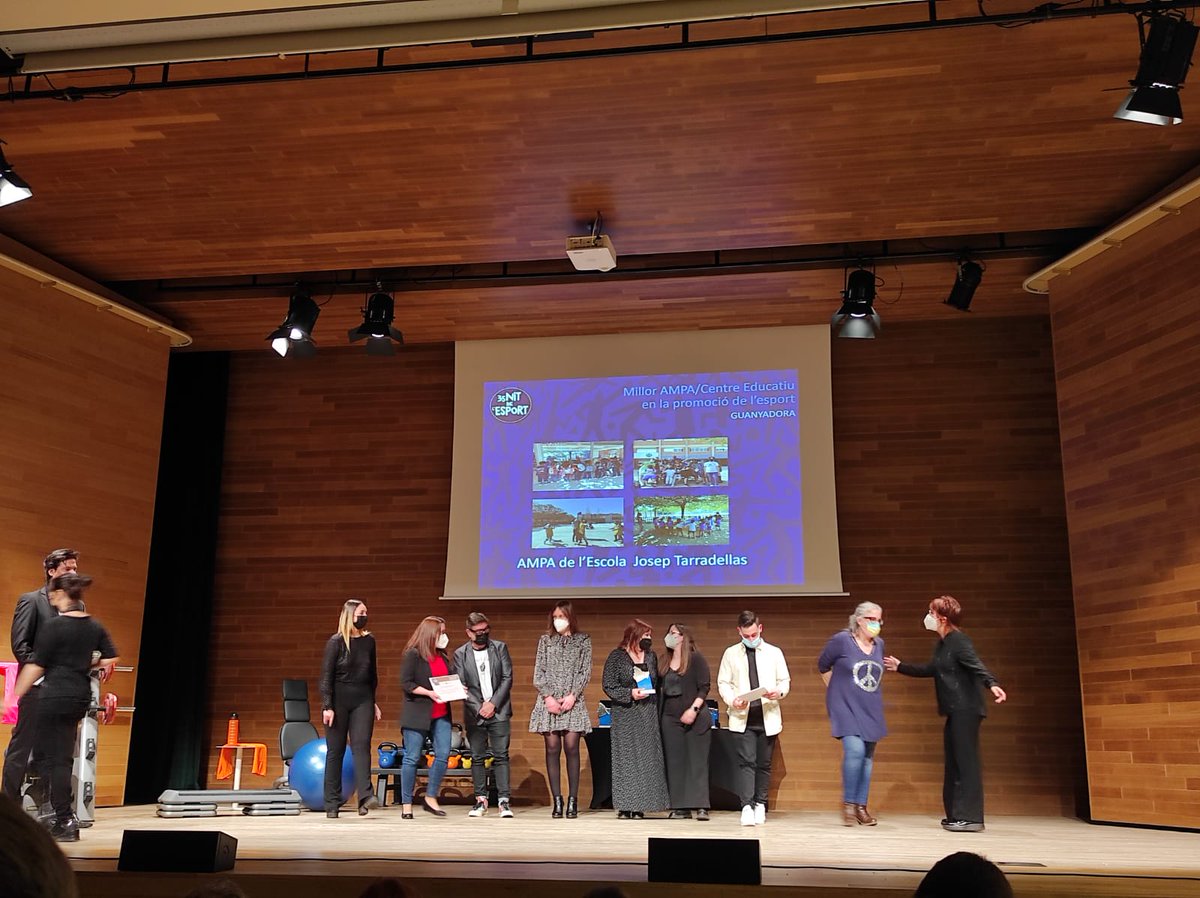 ElPratEducacio's tweet photo. Reconeixement a les #ampa I #afa d #elprat a la #nitdelesport per la labor realitzada durant el curs passat, en què malgrat les  condicions tant difícils van mantenir les extraescolars. Gràcies a totes per l'esforç i enhorabona a les premiades! #elprateduca https://t.co/oKqbyArIUP