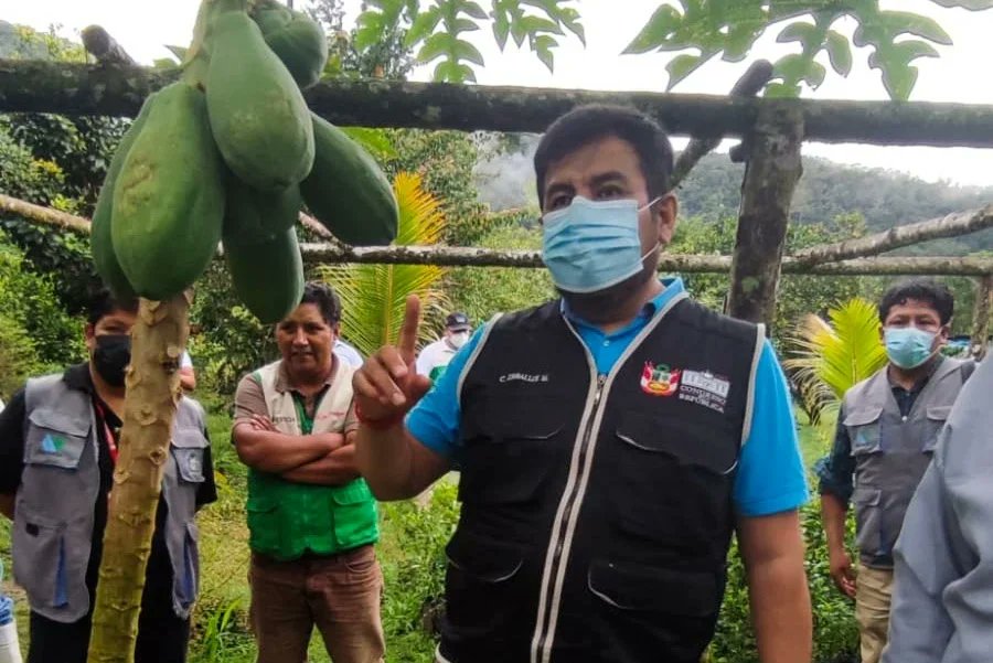 CarlosZeballosC's tweet photo. Visité la planta de enlatado de frutas y las parcelas del distrito de San Gabán - Carabaya, donde se produce naranja, piña y cacao. Constaté los problemas que aquejan a los hermanos agricultores de esta zona.

@7kamiche
@GuilleBermejo01 @eslimachi @HamletEcheverri @yonhy_lescano https://t.co/t1RuMf7BOm