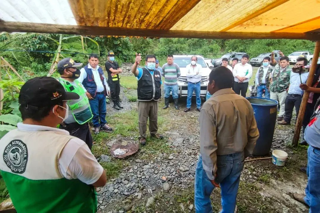 CarlosZeballosC's tweet photo. Visité la planta de enlatado de frutas y las parcelas del distrito de San Gabán - Carabaya, donde se produce naranja, piña y cacao. Constaté los problemas que aquejan a los hermanos agricultores de esta zona.

@7kamiche
@GuilleBermejo01 @eslimachi @HamletEcheverri @yonhy_lescano https://t.co/t1RuMf7BOm