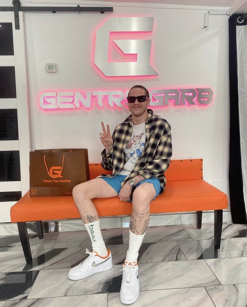 davidsonpics's tweet photo. pete getting clothes in LA yesterday https://t.co/vOySpPS3zE