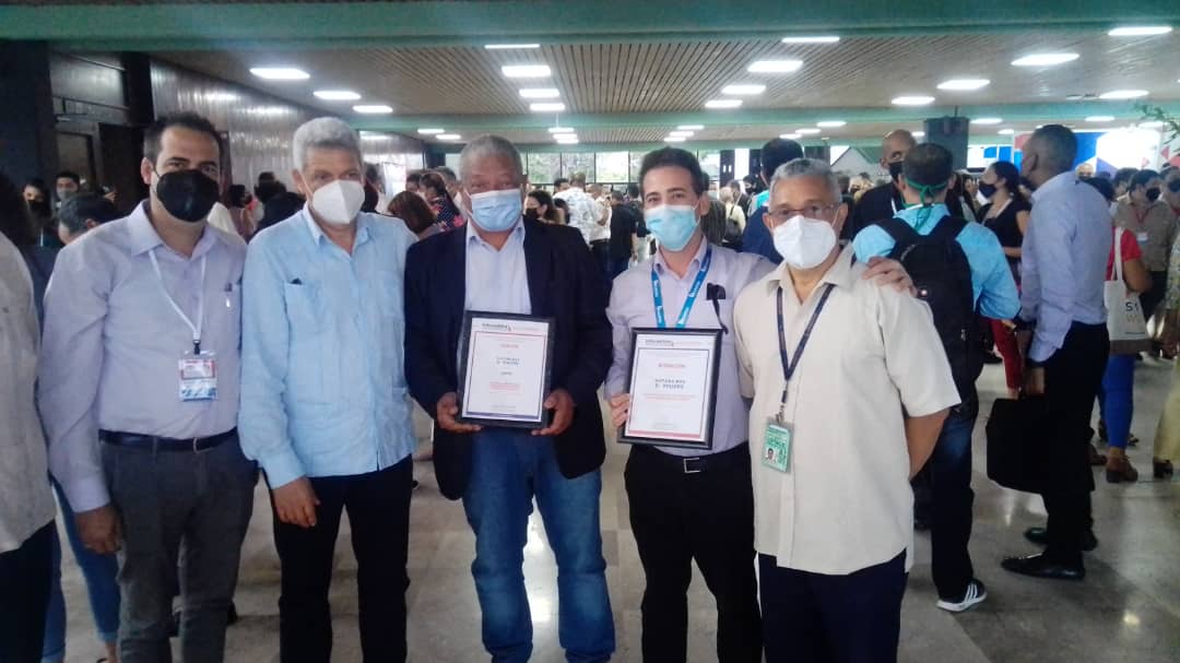 IACCdeCuba's tweet photo. Felicidades👏 a los equipos de trabajo de las TIC de la @CACSAaviacion, el @IACCdeCuba y la empresa de tecnologías @DatysCuba por el reconocimiento en la Feria Internacional #Informatica2022 a la plataforma #DViajeros, un formulario digital para pasajeros q arriben a Cuba https://t.co/rU61SrLkFR