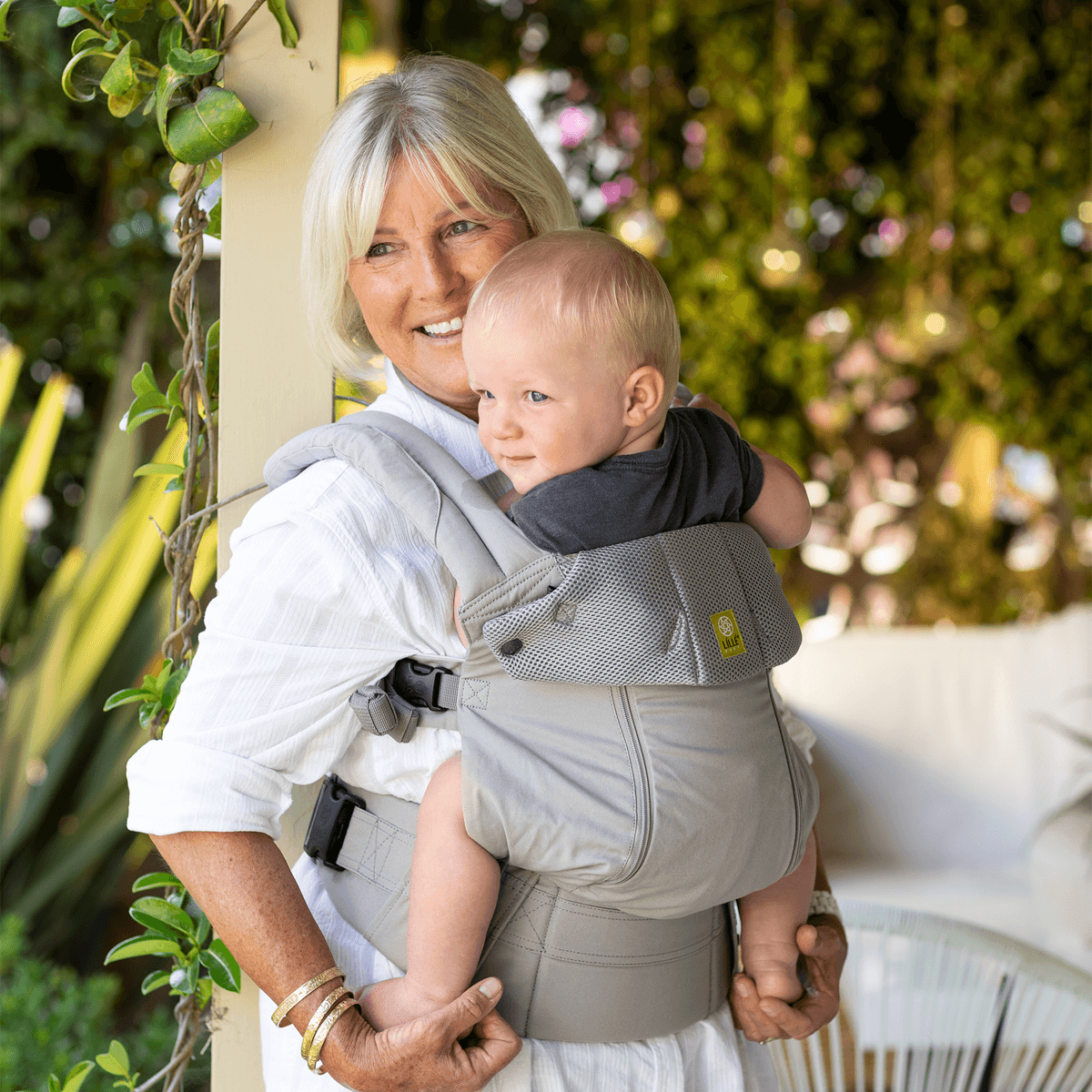 From grandparents to caregivers to parents (of course!), babywearing lets everyone in on the benefit of bonding.