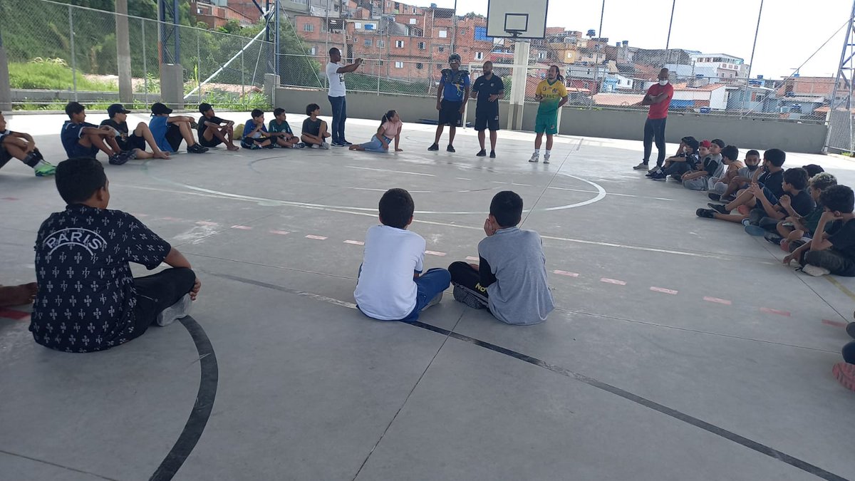 oficial_cbfa's tweet photo. Atletas do Brasil Onças visitaram hoje a EE Joaquim Fernando Paes de Barros Neto, em Itapecerica da Serra (SP), para mostrar um pouquinho do futebol americano e convidar as crianças para o evento "Ataque vs Defesa" deste sábado (26)!
#CBFA #CBFAMaisForte #FABR #BrasilOnças https://t.co/jCbCh8Z7Ak