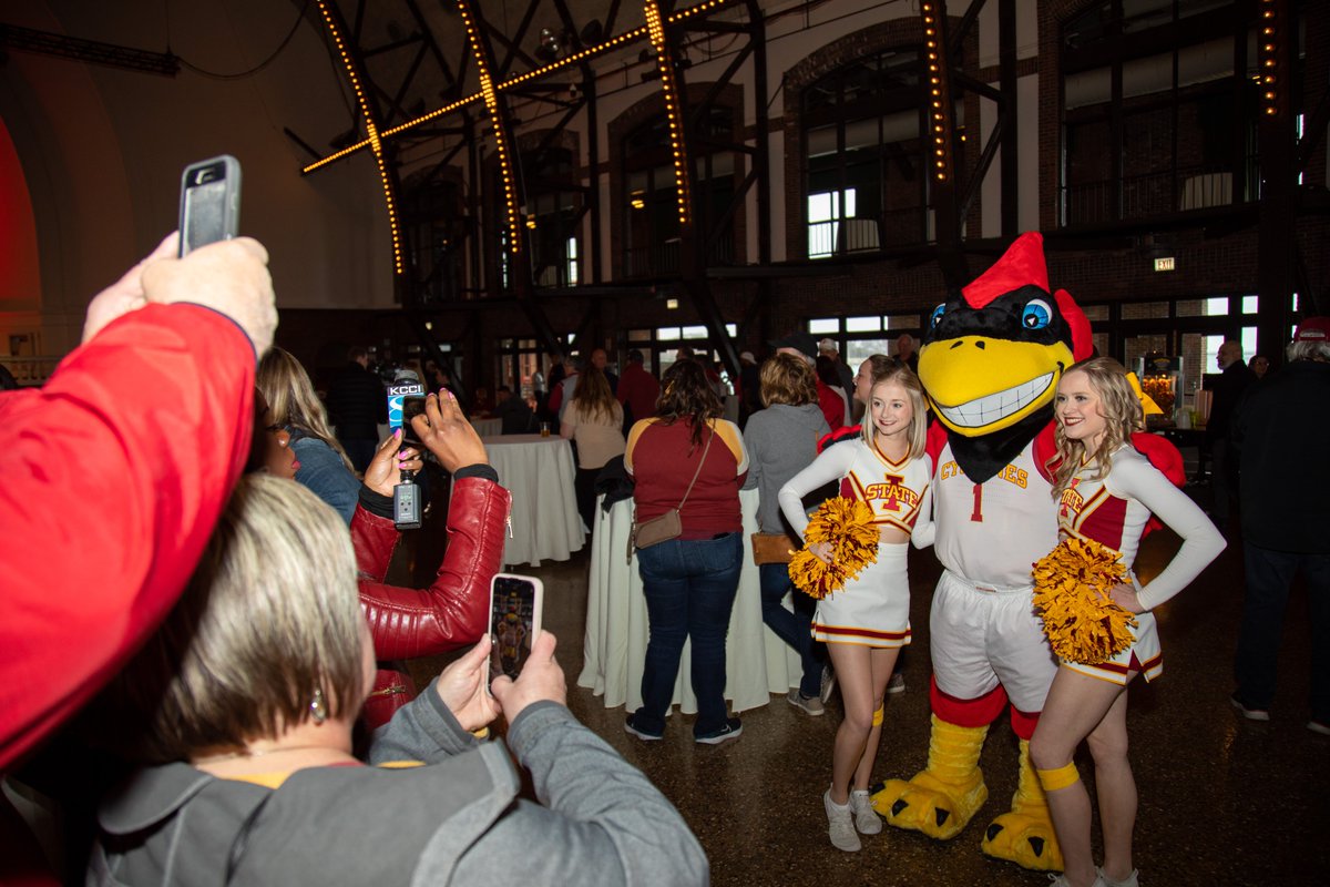 Sweet Home Chicago! What a turnout for today's <a href="/CycloneMBB/">Iowa State Men’s Basketball</a> pep rally at Navy Pier! 

#CyclonesEverywhere