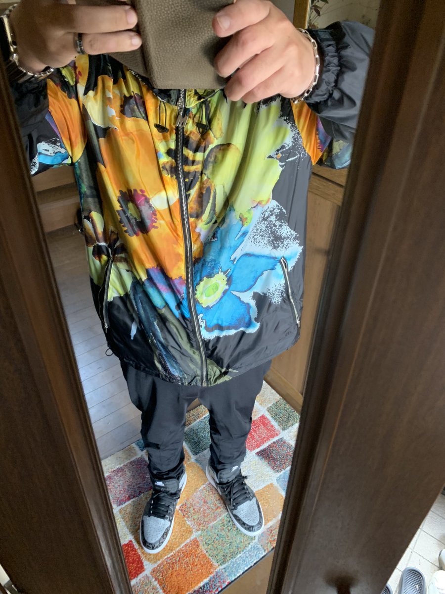 esedition's tweet photo. 〜Sin's photograph〜

おはこんばんにちわ〜シンです😊
昨日は試乗車のハリヤーと別れ
愛車が車検から帰って来ました🚗 
帰りに足回りいじりに行きなじみのショップへ☝️
また車いじりに火がつきそうです🔥
ホイール変えるかなぁ🤔❓w

#Todaycoordinate
#MSGM
 #COMMECAMen
#AJ1 https://t.co/O9Yk95Xf5U