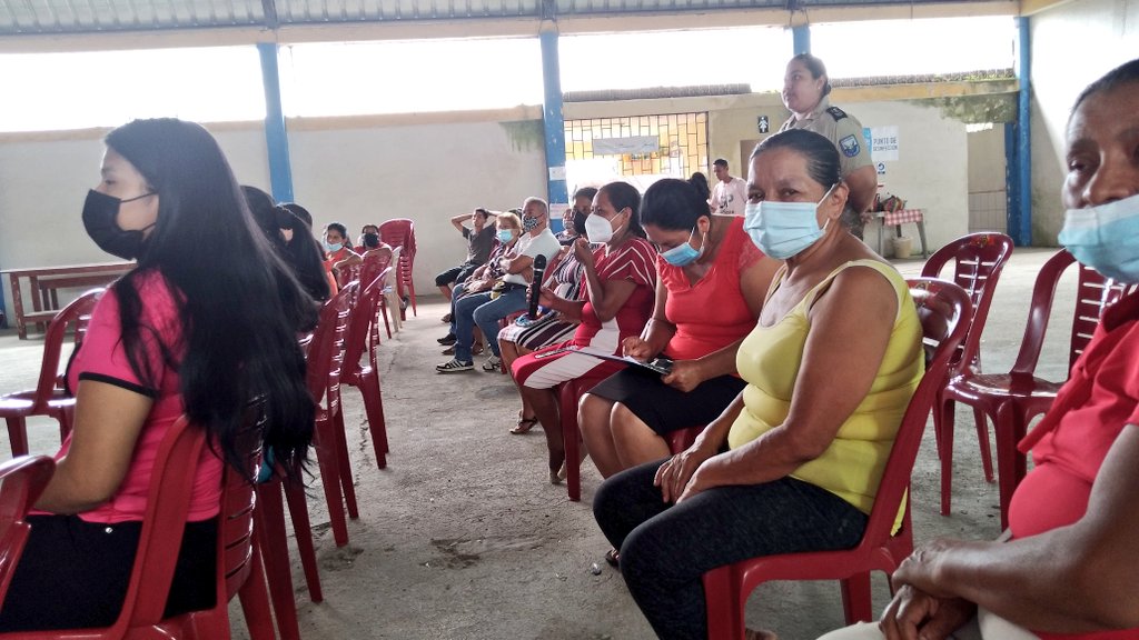 Christo51854441's tweet photo. Nos encontramos en la cooperativa maría del rosario donde realizamos el acercamiento a comunidad para escuchar y atender sus requerimientos. 
Nos acompañan los directivos de la cooperativa, representantes de la Policía Nacional y de la Municipalidad de Santo Domingo.
#CSCSD https://t.co/T5DcG3P0Ge