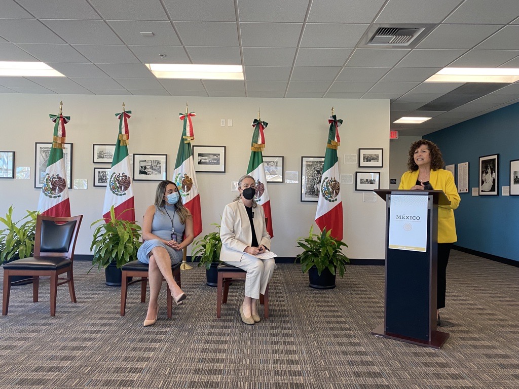 castudentaid's tweet photo. “What you have done is really the first step to securing your future”- @M_LGarcia
In a historical move, the @consulmexsac & @Telemundo_33 provided laptops to students who attended #StepstoCollege & completed a #FAFSA or #CADreamAct application by March 2nd. Congratulations! https://t.co/xYsanYisPb
