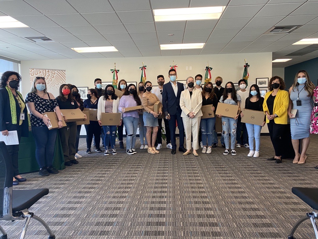 castudentaid's tweet photo. “What you have done is really the first step to securing your future”- @M_LGarcia
In a historical move, the @consulmexsac & @Telemundo_33 provided laptops to students who attended #StepstoCollege & completed a #FAFSA or #CADreamAct application by March 2nd. Congratulations! https://t.co/xYsanYisPb