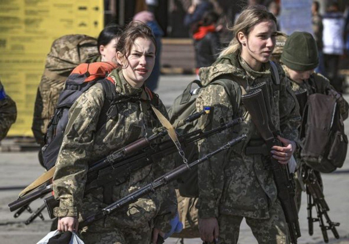 lesiavasylenko's tweet photo. Women make up 15% of the #Ukraine army. Almost 7000 women  serve in the Air Force alone. Women are the heart of the resilience of local communities. Heroic mothers and their inspiring daughters. This is the 🇺🇦 resistance #GirlPower #StandWithUkraine https://t.co/hfXqvS1vuW