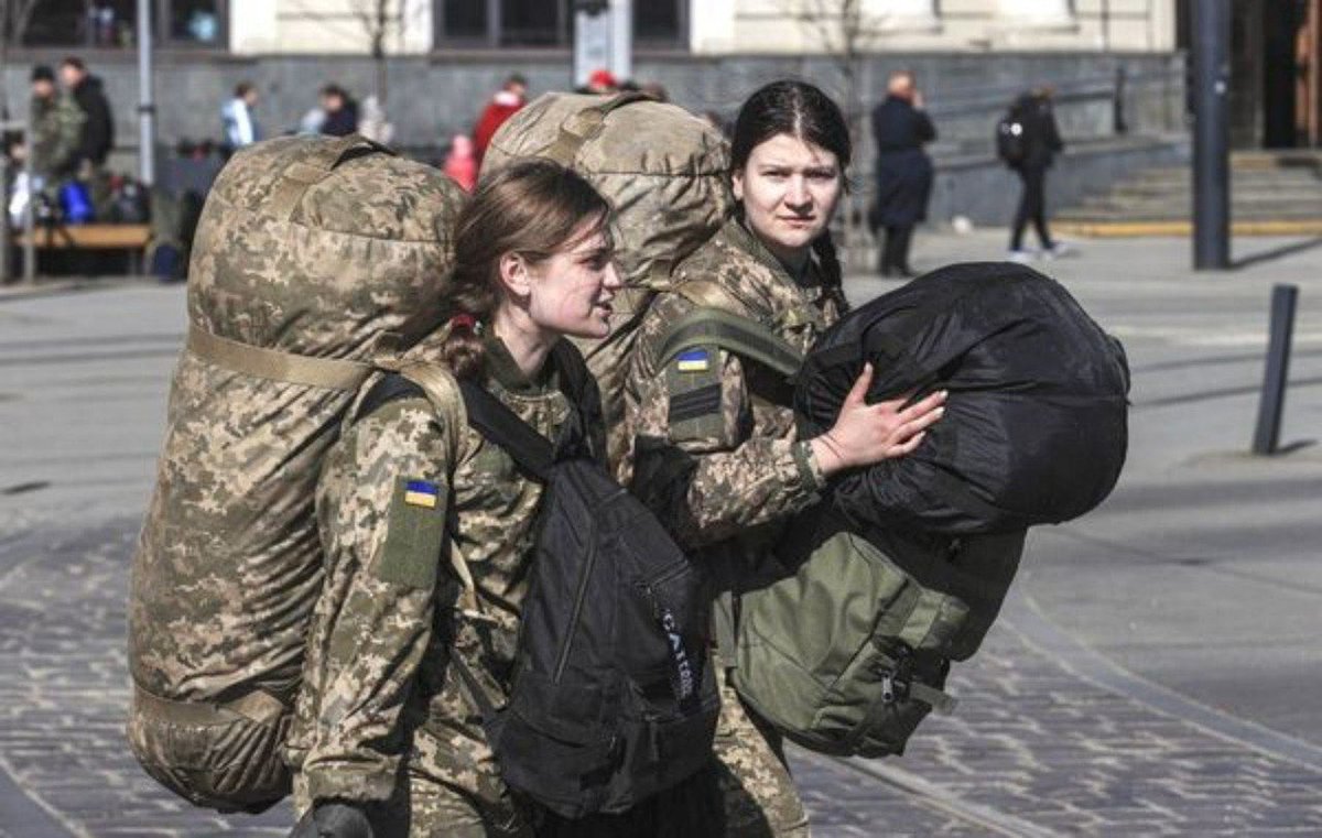 lesiavasylenko's tweet photo. Women make up 15% of the #Ukraine army. Almost 7000 women  serve in the Air Force alone. Women are the heart of the resilience of local communities. Heroic mothers and their inspiring daughters. This is the 🇺🇦 resistance #GirlPower #StandWithUkraine https://t.co/hfXqvS1vuW