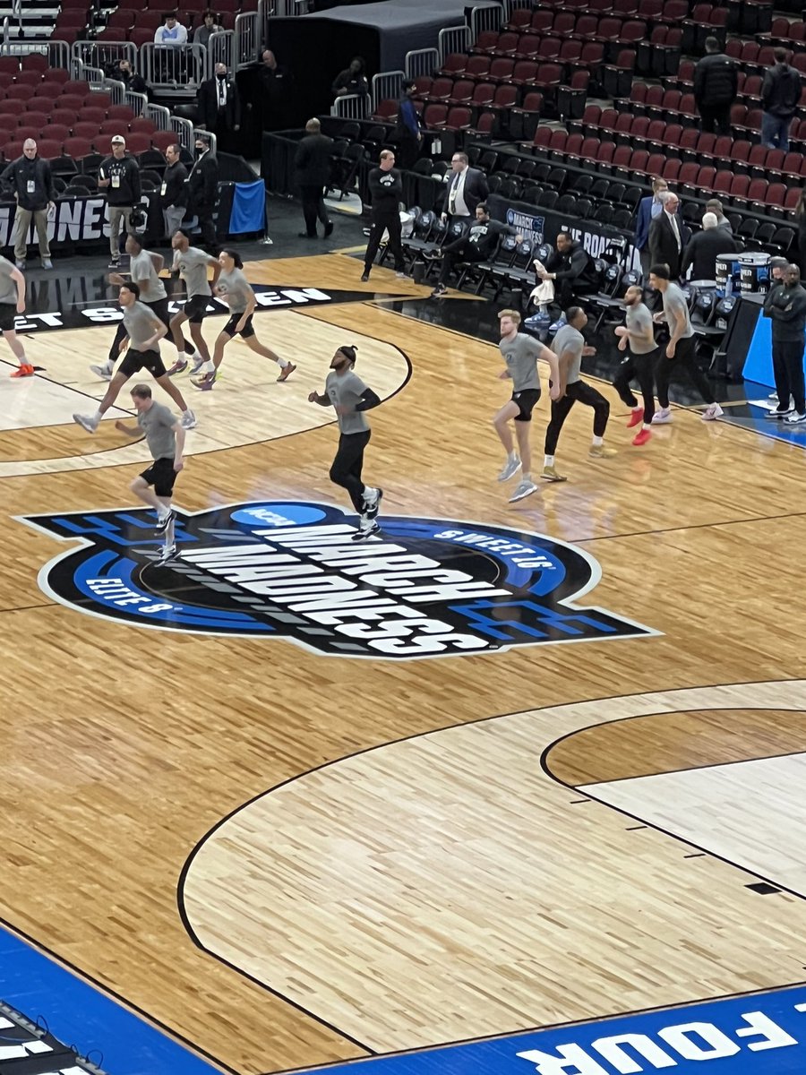 TaddGibby24's tweet photo. March Madness at the @UnitedCenter 4 some Sweet 16 action tonight - Great tourney so far …..love the parity!#BustedBrackets #TheTransferPortalWorks #ESPTrained #GoFriars @taygibs02 @NickWallaceDC https://t.co/47pIyHTAUI