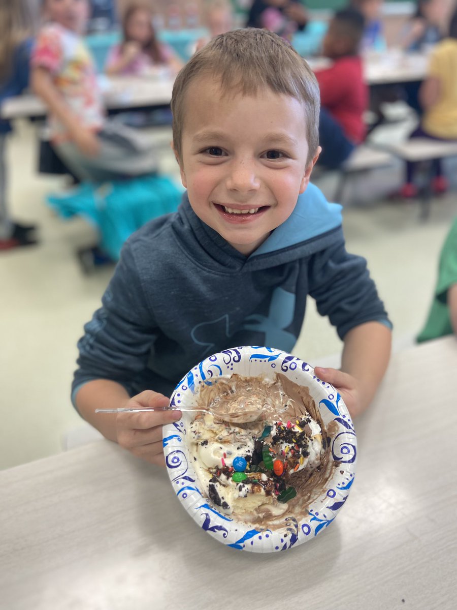 FCPSBaugher's tweet photo. It was the sweetest way to end our day with an ice cream party from the Wolfsville PTA! As a class, we raised over $3,000 during the Read-A-Thon 🍦😋🍨 https://t.co/nJ1Iiwa9El