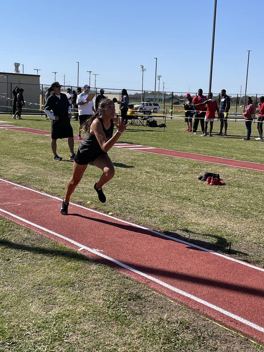 Your Lady Longhorns started off on the long and triple jump at Purnell Relays!! It’s a beautiful day! 🤘