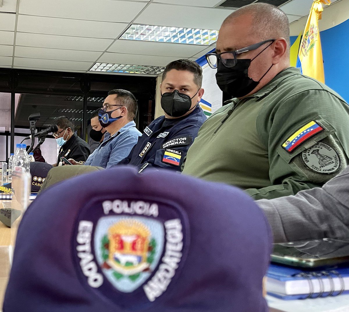 Polibanz's tweet photo. #25Mar| Más temprano el Director General acompañó al Secretario de Seguridad Ciudadana @SECSC_ANZ Hernán Díaz, en la reunión con los representantes de @fedecamaras, @fedeindustria y empresarios del estado a fin de articular esfuerzos para garantizar la seguridad en la región. https://t.co/3uyUfPcMZI