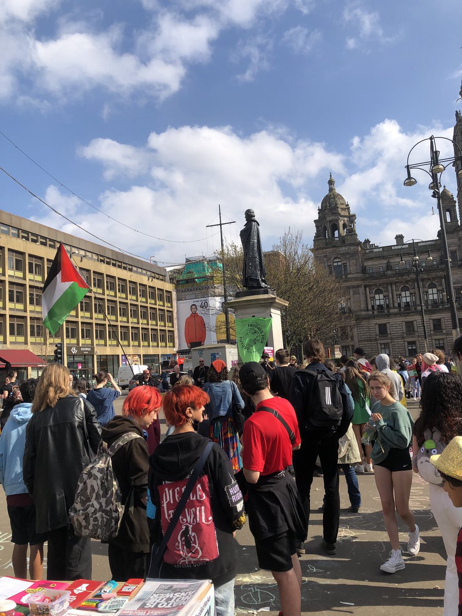 Today the climate and trade union movements joined together again to demand climate justice!

The people united will never be defeated!

#PeopleNotProfit 
#ClimateStrike