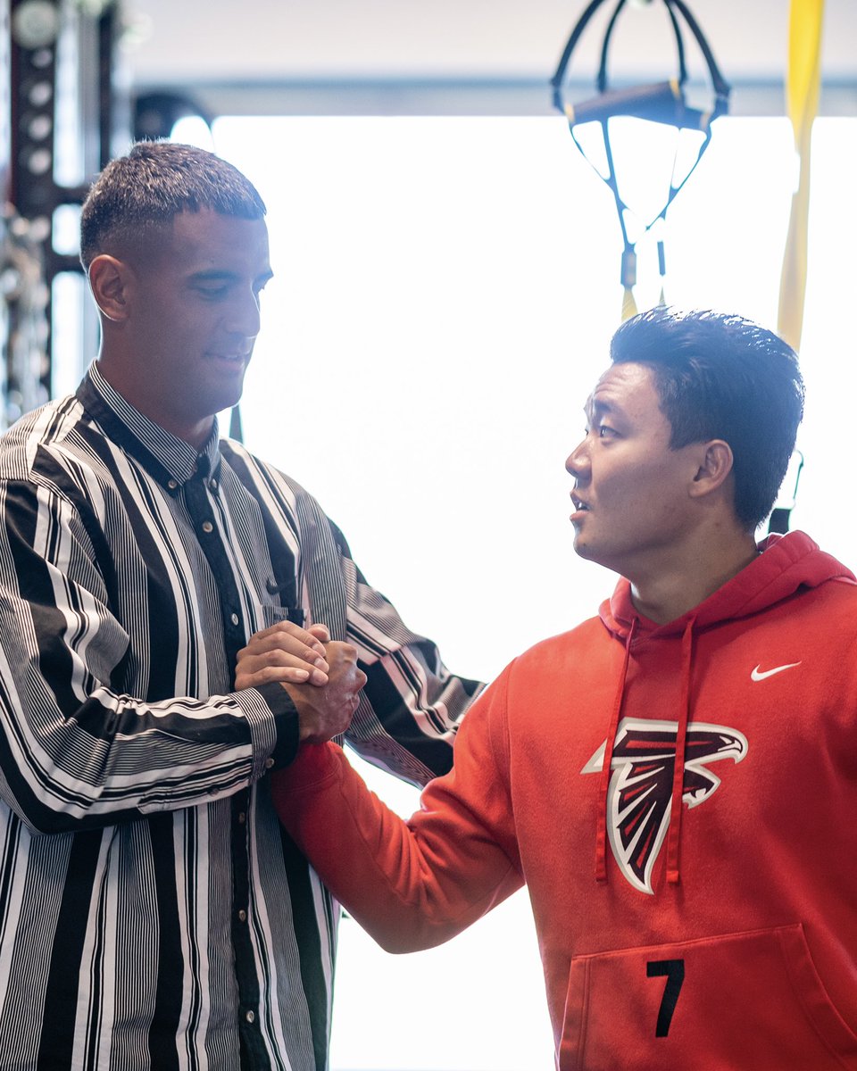 AtlantaFalcons's tweet photo. Marcus Mariota 🤝 @YounghoeKoo https://t.co/Ioyh8gvCdT