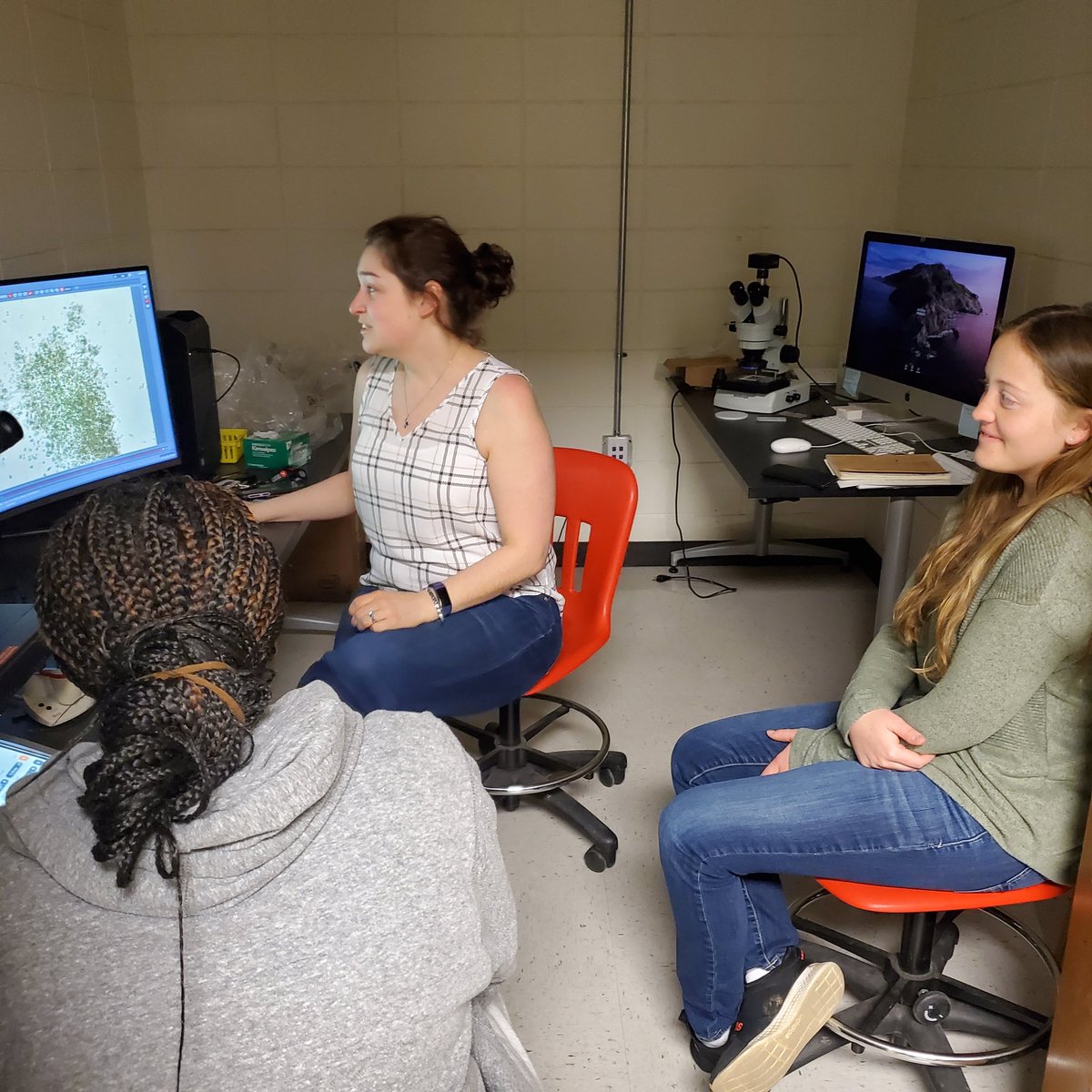 GeologyUtc's tweet image. Thanks for the microscope demo, Dr. Manning-Berg!