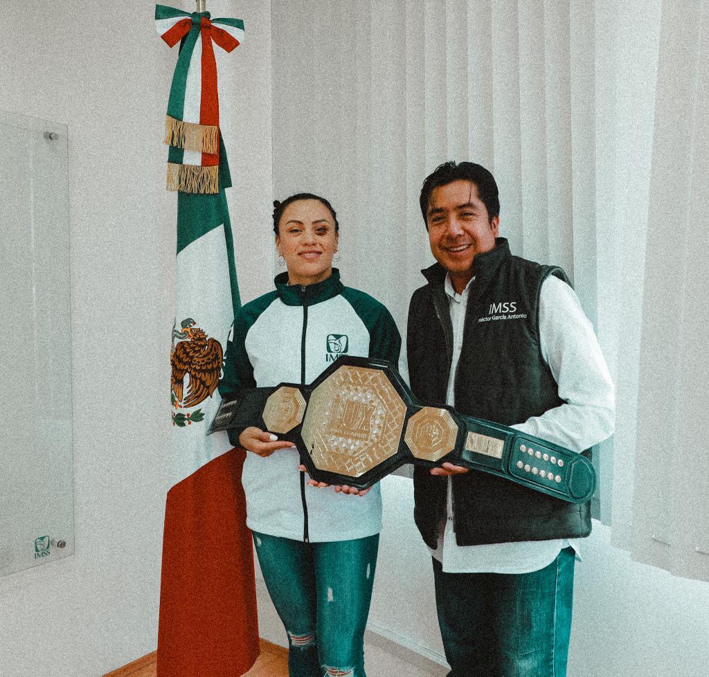HectorAntonioMX's tweet photo. En @Tu_IMSS nos sentimos orgullosos de recibir a la nueva monarca #VICTORIAALBA, campeona mundial LUX FIGHT LEAGUE en las 125 libras
¡Felicidades por tu triunfo!
#LuxFightLeague|#Lux021|#DeporteIMSS 🥊 https://t.co/LDK4aCfyp6