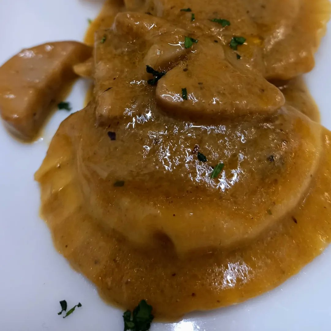 zampieri1988's tweet photo. Ravioli di zucca e amaretti ai funghi porcini.

#eatingout #Food #Foodie #italiani #foodpics https://t.co/Yxt75ZjKqQ