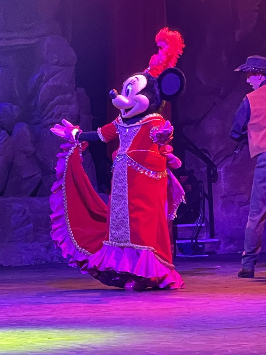 JasonTuffin's tweet photo. C’est Magique! What a beautiful show! #dlp30 #apparty #DisneylandParis30 https://t.co/DOm20Dwygo