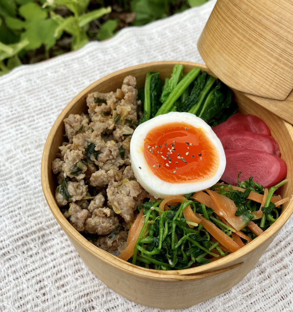 aya_wappabento's tweet photo. …今日のお弁当…
中華風豚そぼろ
のらぼう菜の辛子和え
ハコベと人参のナムル
味玉
紅生姜
おはようございます。
今日は、春ニラ入り豚そぼろ🌸
のらぼう菜の辛子和えは永遠に食べられるんじゃないかと思うおすすめの食べ方です。塩麹味玉も👍
#おべんとう #今日のお弁当 #お弁当記録 #obeto https://t.co/l3Bgk42dyu