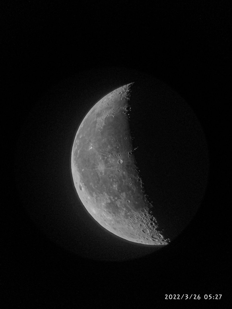 quyet_oi's tweet photo. This image of the bright moon took over https://t.co/kxlrG2MfM7
