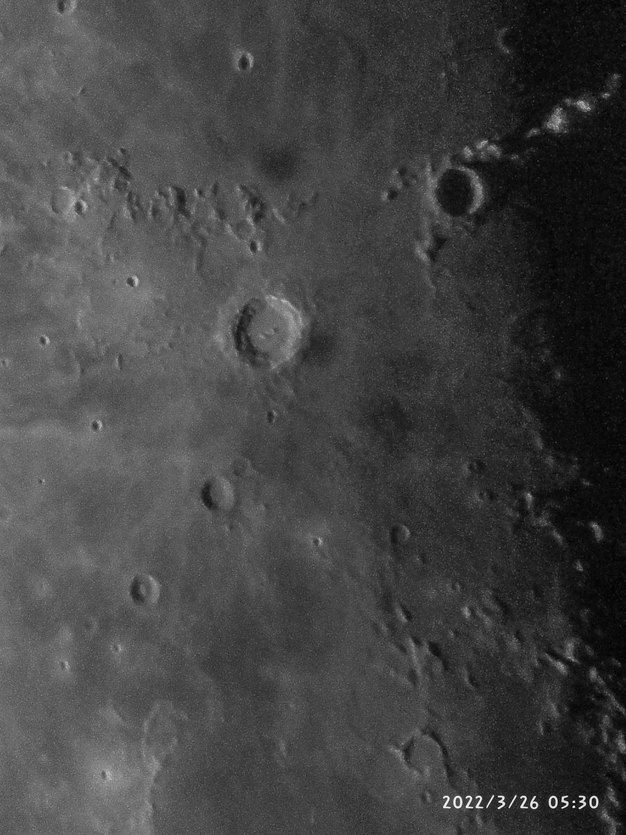 quyet_oi's tweet photo. Image of a crater on the moon https://t.co/cEANOeroWy