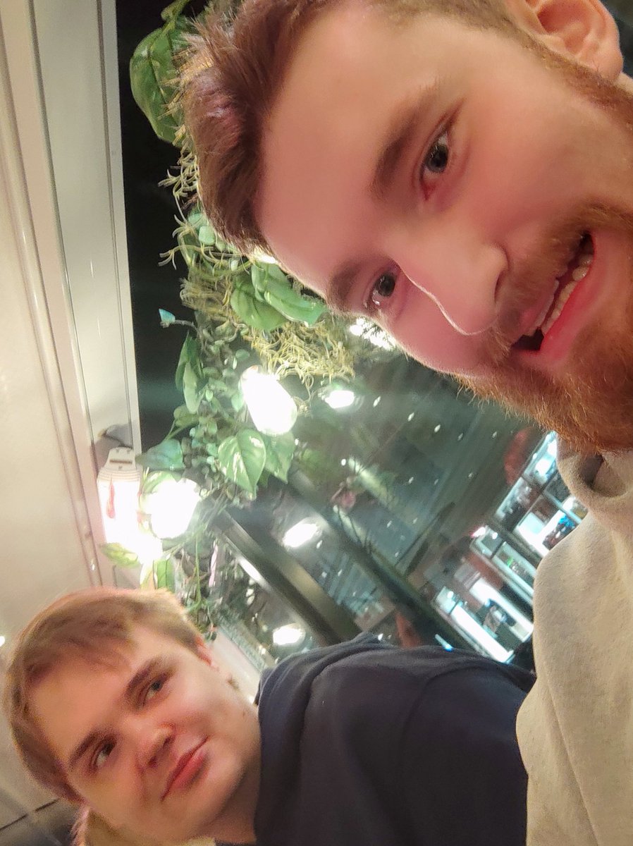 guccisten's tweet photo. Omg i are meet My idol unforgiven player @UnforgivenLoL https://t.co/RVEr8e21Ws